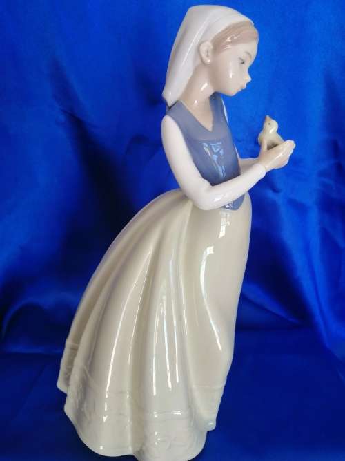 Lladro Nao lady holding her a Chick