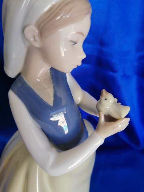 Lladro Nao lady holding her a Chick