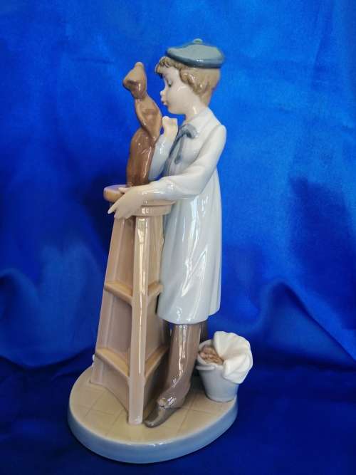 Lladro Figurine LITTLE SCULPTOR by Antonio Ramos. Boy + Dog #5358 / 1985