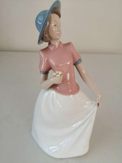Nao Lladro - Large Lady holding flower REF. 1304
