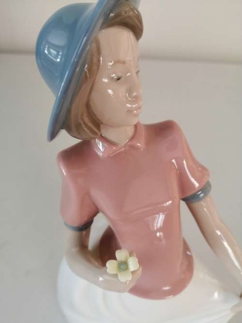 Nao Lladro - Large Lady holding flower REF. 1304