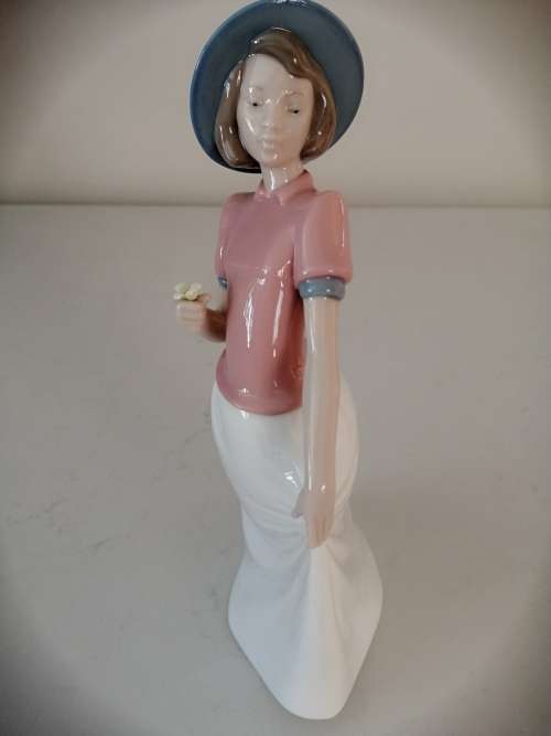 Nao Lladro - Large Lady holding flower REF. 1304