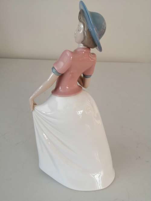 Nao Lladro - Large Lady holding flower REF. 1304