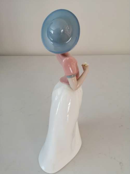 Nao Lladro - Large Lady holding flower REF. 1304