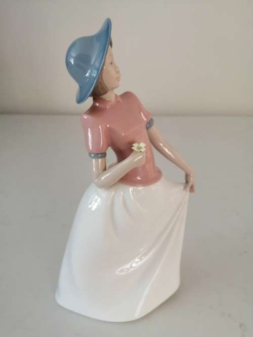 Nao Lladro - Large Lady holding flower REF. 1304