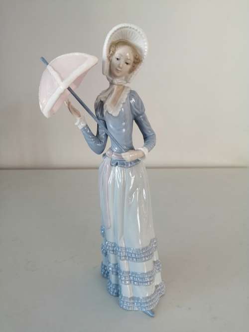 Retired Lladro Aranjuez Spain `Little Lady` Woman with Umbrella Figurine #4879