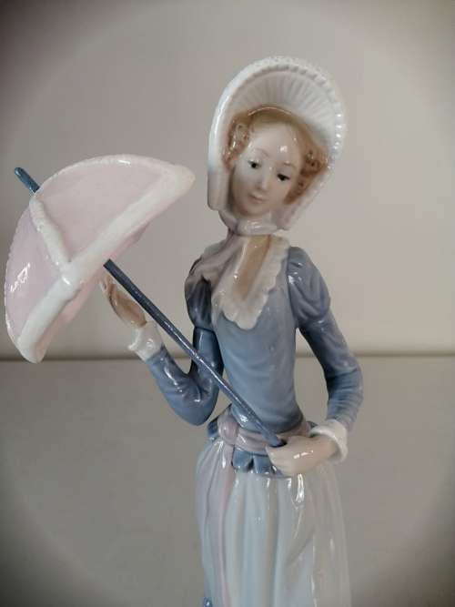 Retired Lladro Aranjuez Spain `Little Lady` Woman with Umbrella Figurine #4879
