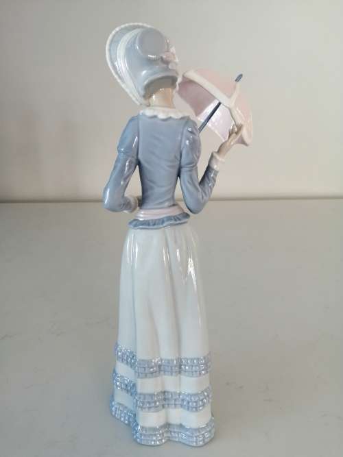 Retired Lladro Aranjuez Spain `Little Lady` Woman with Umbrella Figurine #4879