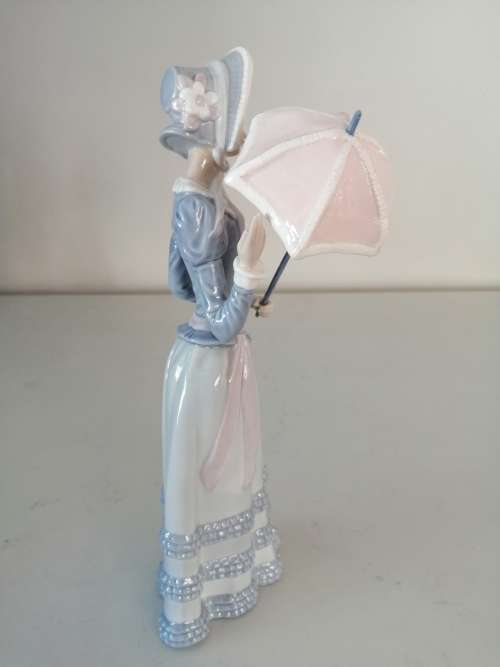Retired Lladro Aranjuez Spain `Little Lady` Woman with Umbrella Figurine #4879
