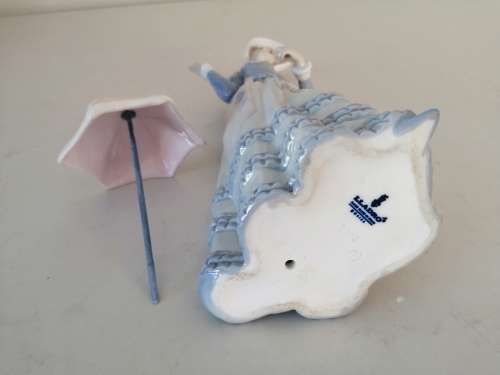 Retired Lladro Aranjuez Spain `Little Lady` Woman with Umbrella Figurine #4879
