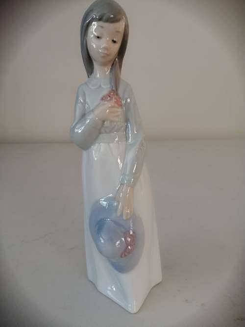 Lladro Nao Figurine - Girl with Hat and Flowers