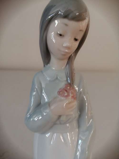 Lladro Nao Figurine - Girl with Hat and Flowers