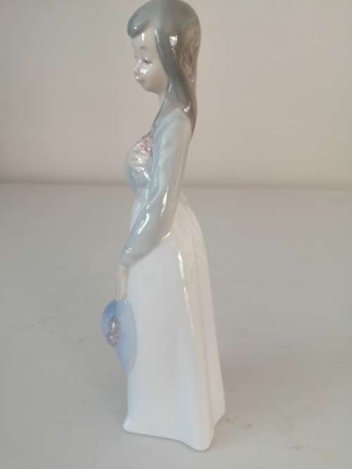 Lladro Nao Figurine - Girl with Hat and Flowers