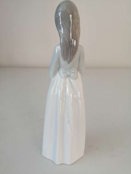 Lladro Nao Figurine - Girl with Hat and Flowers