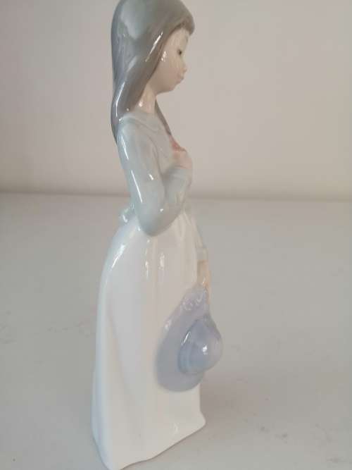 Lladro Nao Figurine - Girl with Hat and Flowers