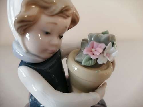 Lladro Figurine Girl Holding Basket of Flowers
