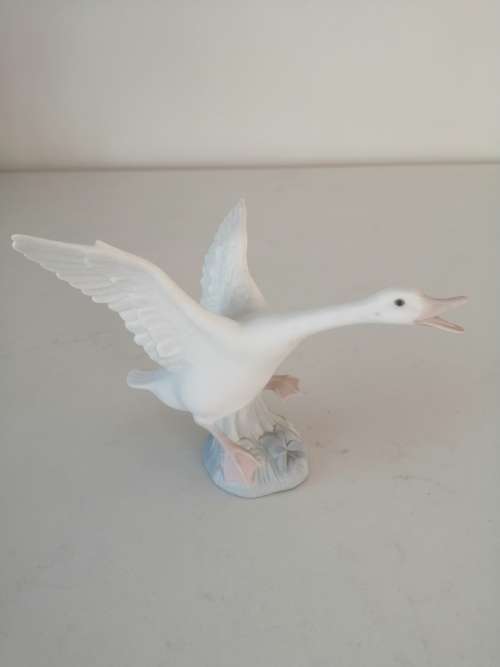 Lladro Porcelain Matt Figurine Duck Flying Retired Goose Bird Flight A9292