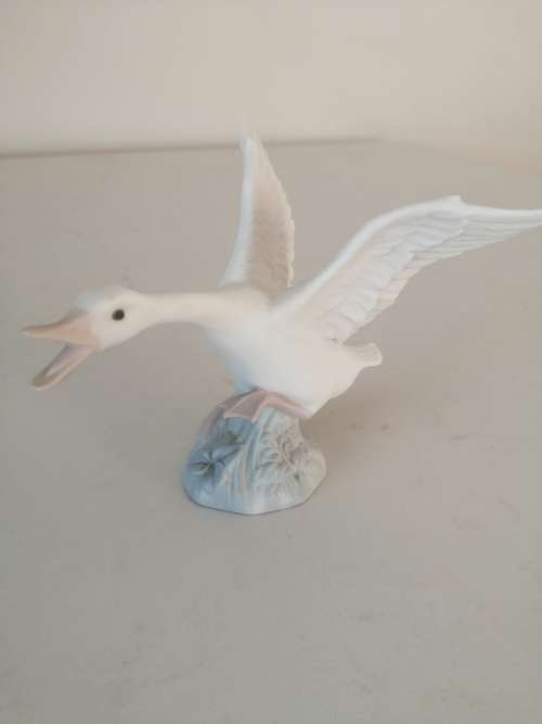 Lladro Porcelain Matt Figurine Duck Flying Retired Goose Bird Flight A9292