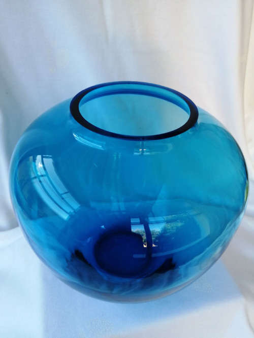 Stunning Heavy Aqua Blue Bulb glass Vase