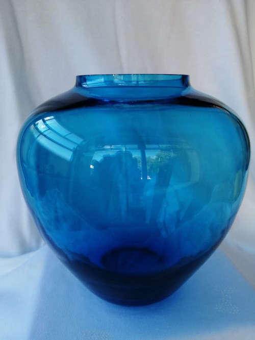 Stunning Heavy Aqua Blue Bulb glass Vase