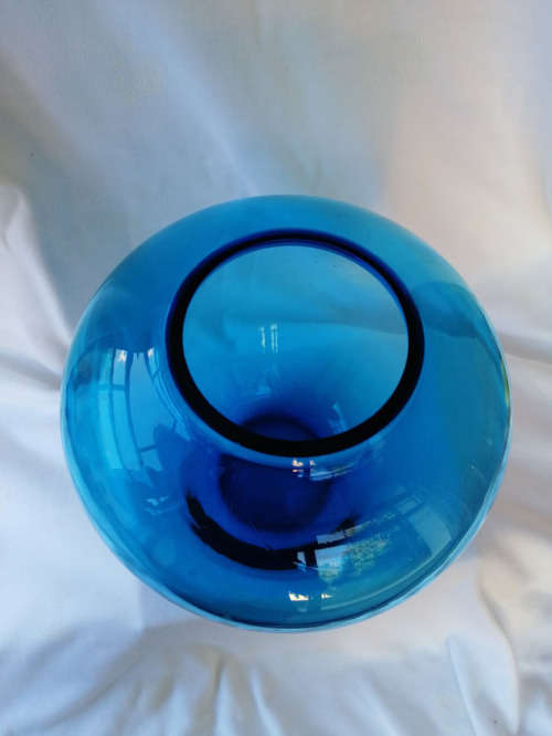 Stunning Heavy Aqua Blue Bulb glass Vase