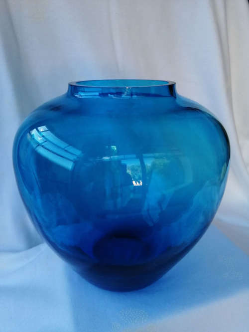 Stunning Heavy Aqua Blue Bulb glass Vase