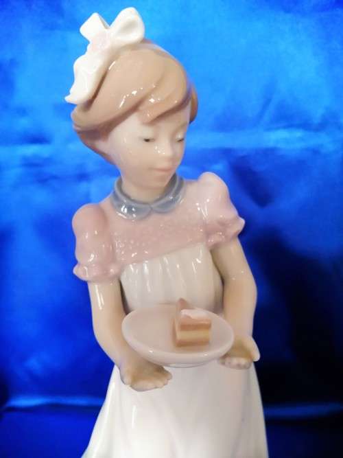 Lladro Figurine Birthday Girl Design #5429 Holding Plate w/ Slice of Cake