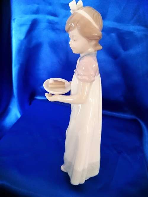 Lladro Figurine Birthday Girl Design #5429 Holding Plate w/ Slice of Cake