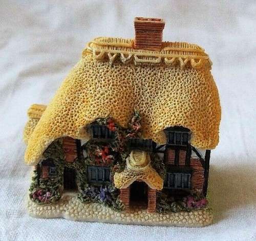 Lilliput Lane Honeysuckle Cottage Miniature #