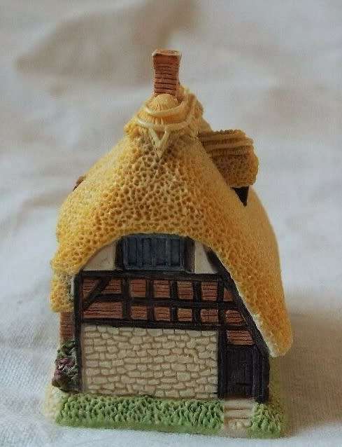 Lilliput Lane Honeysuckle Cottage Miniature #