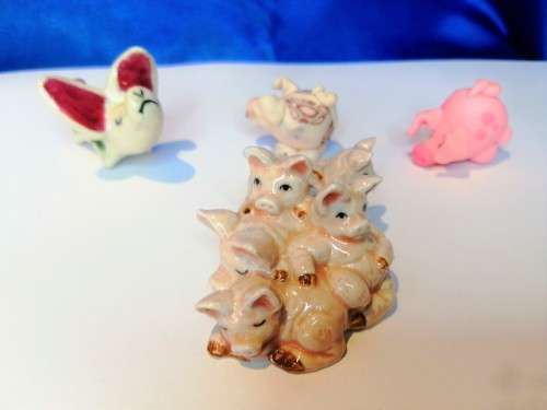 Group of 4 various Pigs  #