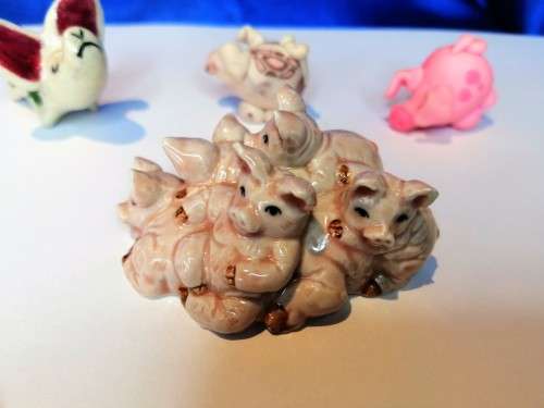 Group of 4 various Pigs  #