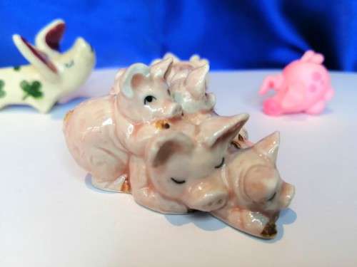 Group of 4 various Pigs  #