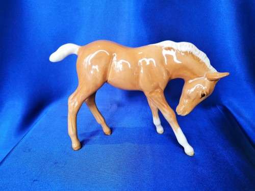 Beswick Large Foal Gloss Palomino Model Number 947 Head Down