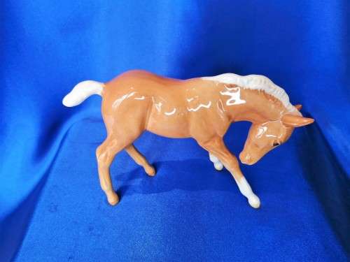 Beswick Large Foal Gloss Palomino Model Number 947 Head Down