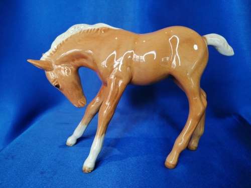 Beswick Large Foal Gloss Palomino Model Number 947 Head Down