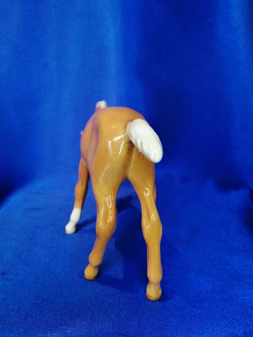 Beswick Large Foal Gloss Palomino Model Number 947 Head Down