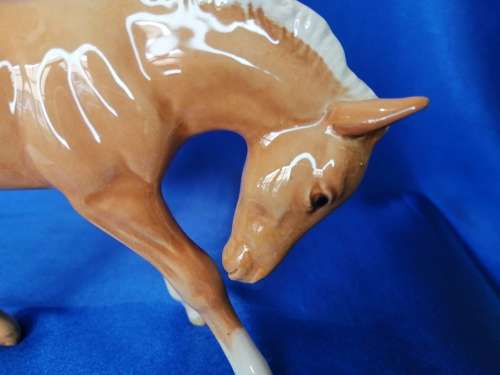 Beswick Large Foal Gloss Palomino Model Number 947 Head Down