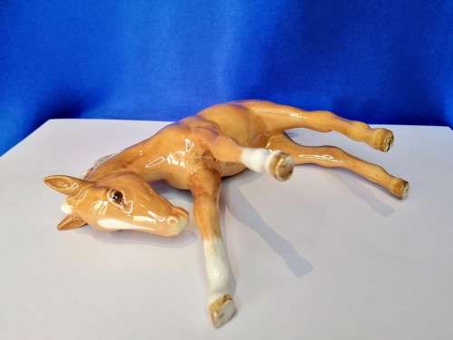 Beswick Large Foal Gloss Palomino Model Number 947 Head Down