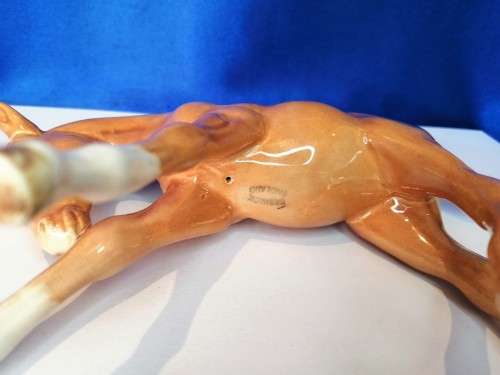Beswick Large Foal Gloss Palomino Model Number 947 Head Down