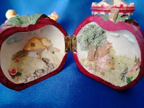 Very sweet Bear globes and Apple
