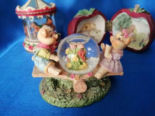 Very sweet Bear globes and Apple