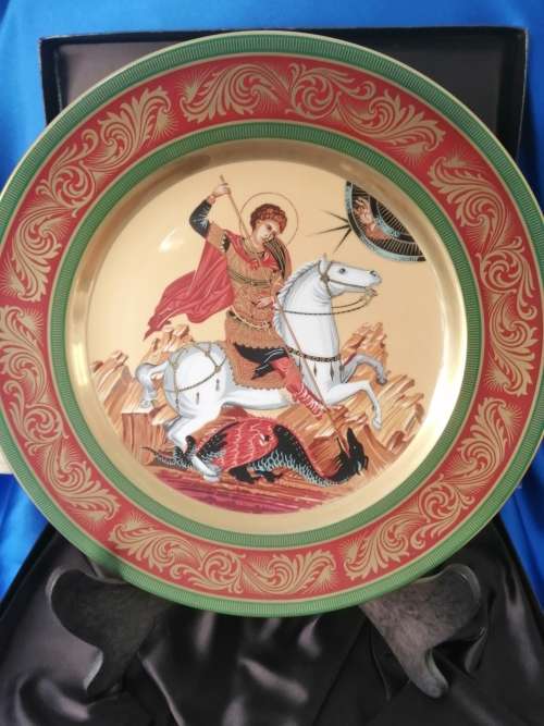 ST. GEORGE and THE DRAGON HAND PAINTED and GILDED CERAMIC PLATE #