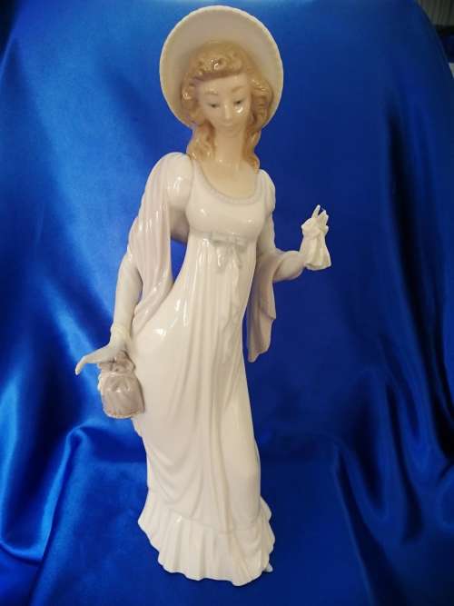Lladro figurine retired - #04934 Dainty Lady holding a Handkerchief and Purse ###