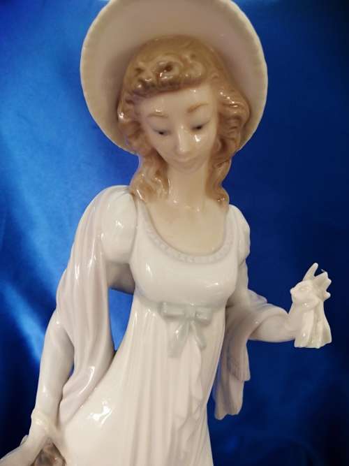 Lladro figurine retired - #04934 Dainty Lady holding a Handkerchief and Purse ###