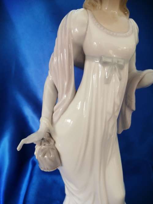 Lladro figurine retired - #04934 Dainty Lady holding a Handkerchief and Purse ###