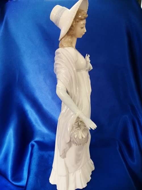 Lladro figurine retired - #04934 Dainty Lady holding a Handkerchief and Purse ###