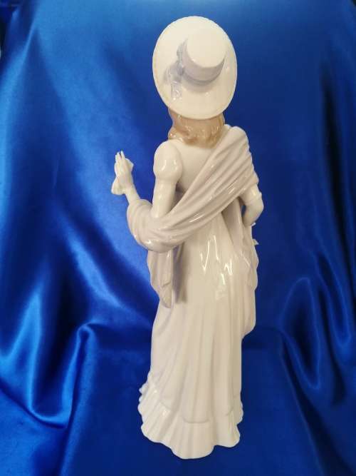 Lladro figurine retired - #04934 Dainty Lady holding a Handkerchief and Purse ###