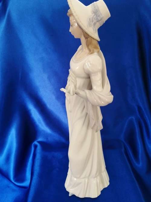 Lladro figurine retired - #04934 Dainty Lady holding a Handkerchief and Purse ###