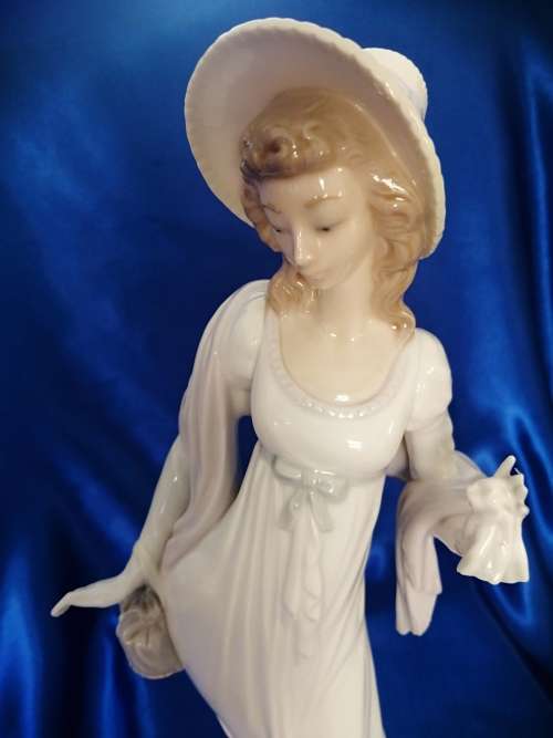 Lladro figurine retired - #04934 Dainty Lady holding a Handkerchief and Purse ###
